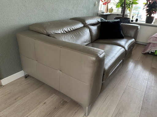 Sofá de 2,5 plazas de piel Natuzzi, de accionamiento eléctrico.