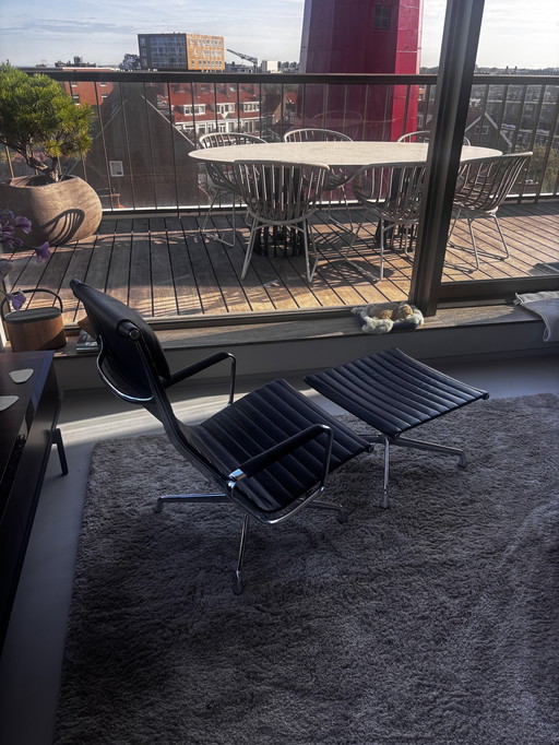 Vitra Eames EA124 y EA125 Cuero y cromo