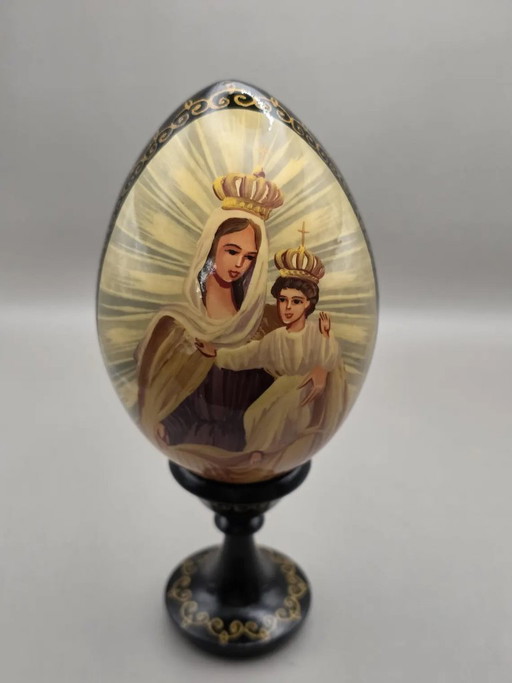 Huevo de madera antiguo decorativo pintado a mano de la Virgen con el Niño de la Iglesia Ortodoxa Rusa
