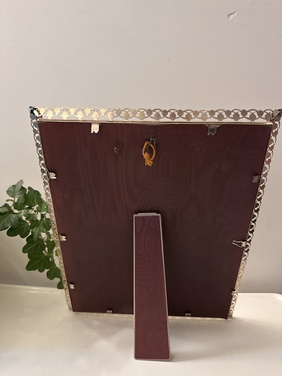 Image 1 of Marco de fotos de los años 60 con cristal ligeramente curvado.