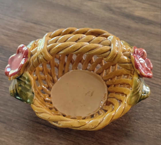 Image 1 of Pequeña cesta de barbotina calada de los años 60
