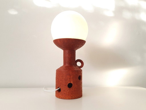 Vintage keramieken oranje tafellamp met glazen bol, chamotte klei, oranje brutalist aardewerken mcm lamp