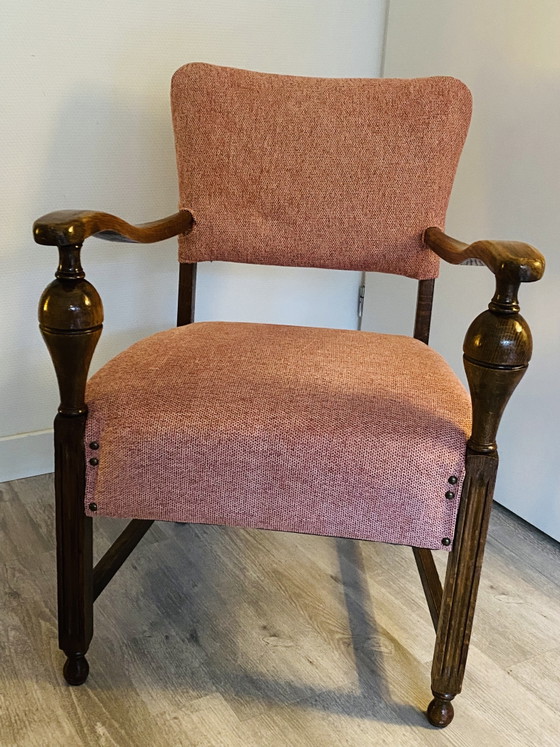 Image 1 of Magnifique fauteuil vintage avec une structure en bois robuste et des accoudoirs élégants.