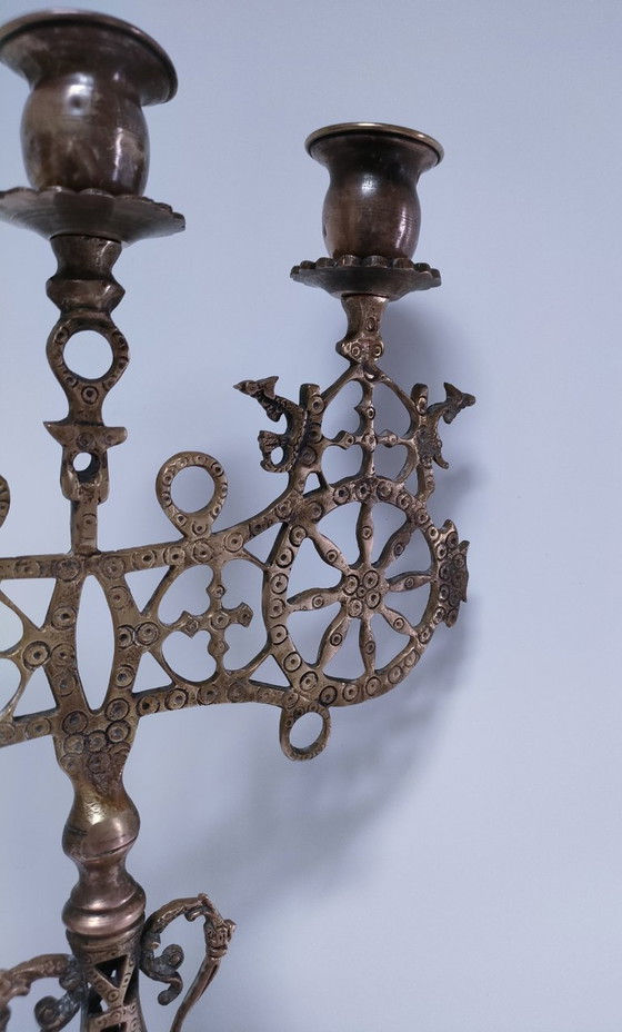 Image 1 of Kandelaar met pauwenmotief en wielen, massief messing