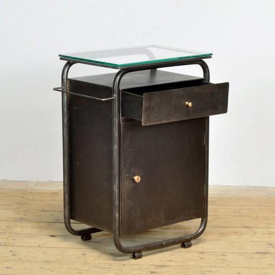 Image 1 of Set Bauhaus nachtkastjes van ijzer en glas, jaren 1920