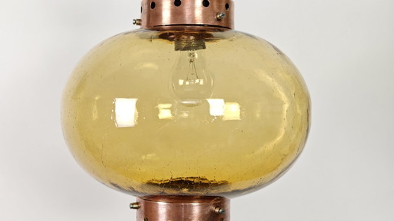 Suspension moderne du milieu du siècle en verre ambré et cuivre / Plafonnier globe de style scandinave des (photo 5 of 10)