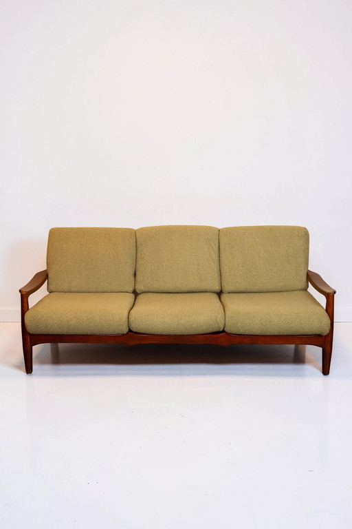 Divano vintage danese a 3 posti in teak con nuovo rivestimento in bouclé verde muschio.