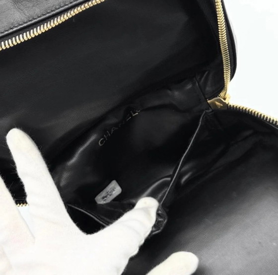 Originele Chanel Zwarte Lamsleren Cosmetische Tas, circa 2000s – Portemonnees & klein lederwaren, Leather (photo 6 of 10)