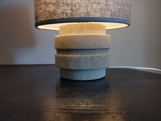 Image 1 of Klein nachtlampje uit de jaren 70 met voet van aardewerk en cilindervormige lampenkap van jute.