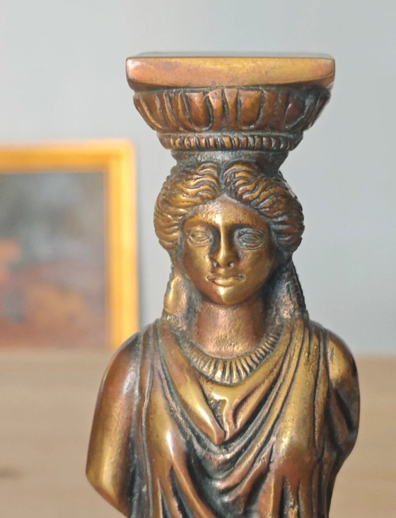 Image 1 of estatuilla femenina