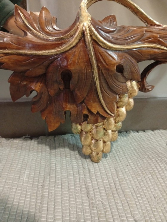 Image 1 of Belangrijke en spectaculair gebeeldhouwde wijnkelderspiegel