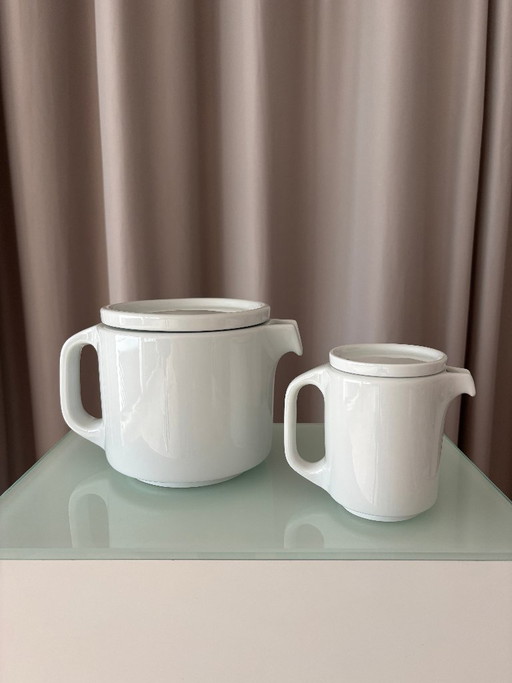 Twee witte keramische theepotten