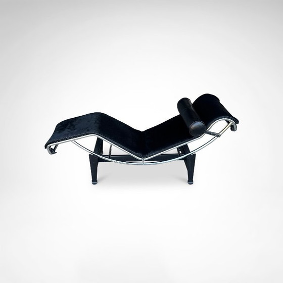 Image 1 of Chaise longue double LC4 en peau de poney, conçue par Le Corbusier pour Cassina dans les années 1990.