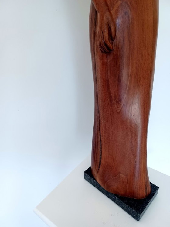 Image 1 of Sculpture en bois sculptée à la main, empreinte de sérénité – œuvre d'atelier moderniste – socle en marbre – 65 cm