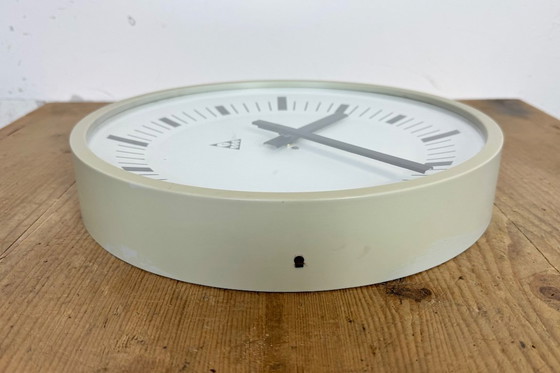 Image 1 of Orologio da parete industriale in bachelite grigia di Pragotron, anni '70