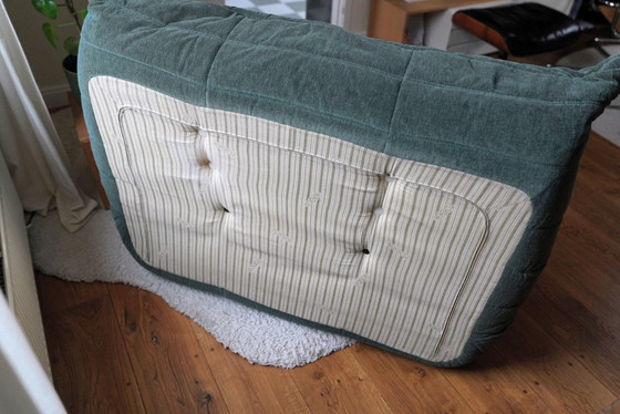 Image 1 of Divano originale Togo Ligne Roset a 2 posti in un esclusivo tessuto a coste/velluto a coste verde mare