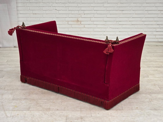 Image 1 of Canapé danois 2 places à accoudoirs rabattables « espagnol » des années 1970, revêtement en velours rouge.