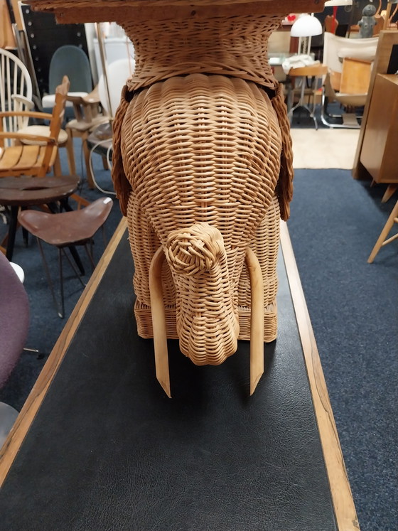 Image 1 of 1 x éléphant en rotin servant de table d'appoint avec plateau amovible, années 1960