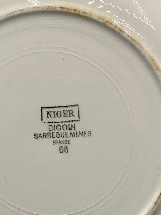 Piatto in maiolica di Digoin Sarreguemines, modello Niger Burgundy con bacche decorate a stencil. (photo 3 of 4)