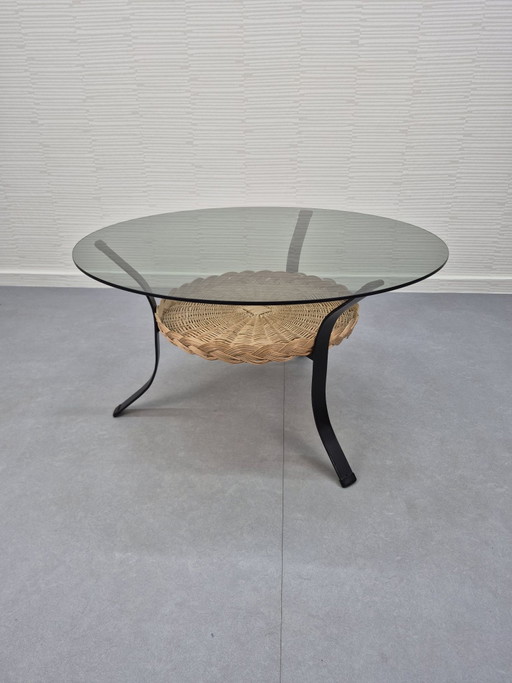 Vintage Couchtisch rund. Schwarzes Metall, Rauchglas und Rattan.