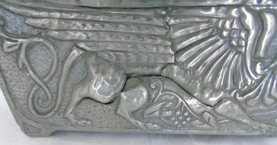 Image 1 of Porte-bouteille vintage français Art Nouveau en étain, motif griffon, berceau de bouteille gothique en relief, centre de table d