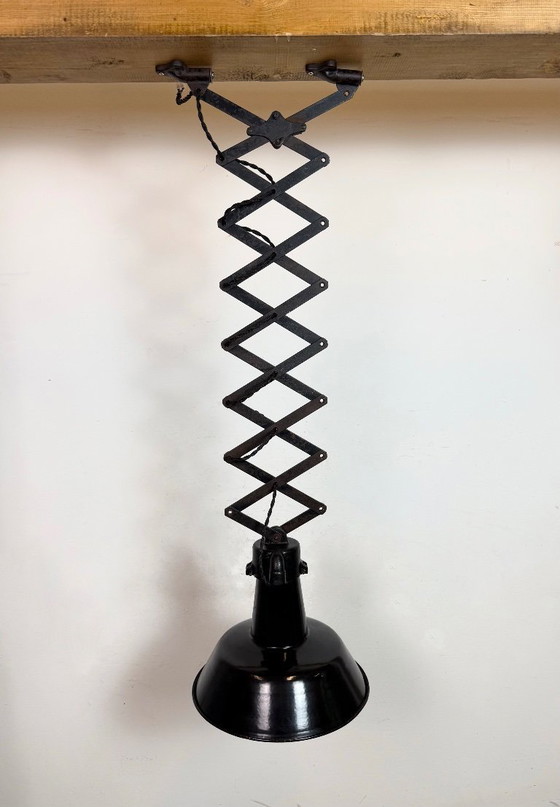 Image 1 of Industriële zwarte emaille schaarplafondlamp, jaren 30
