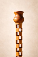 Große, skulpturale Lampe aus Holz – im Stil des Brutalismus