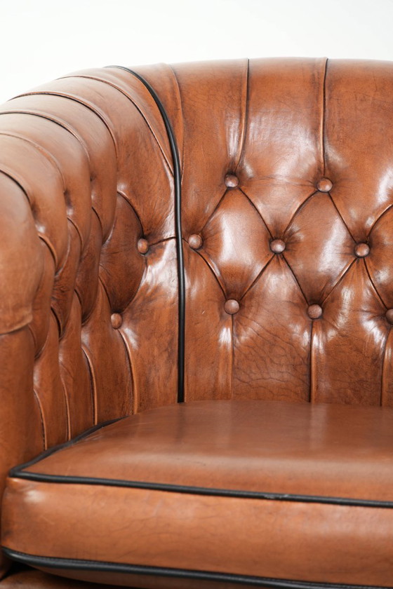 Image 1 of In goede staat verkerende schapenleren chesterfield clubfauteuil in Engelse stijl
