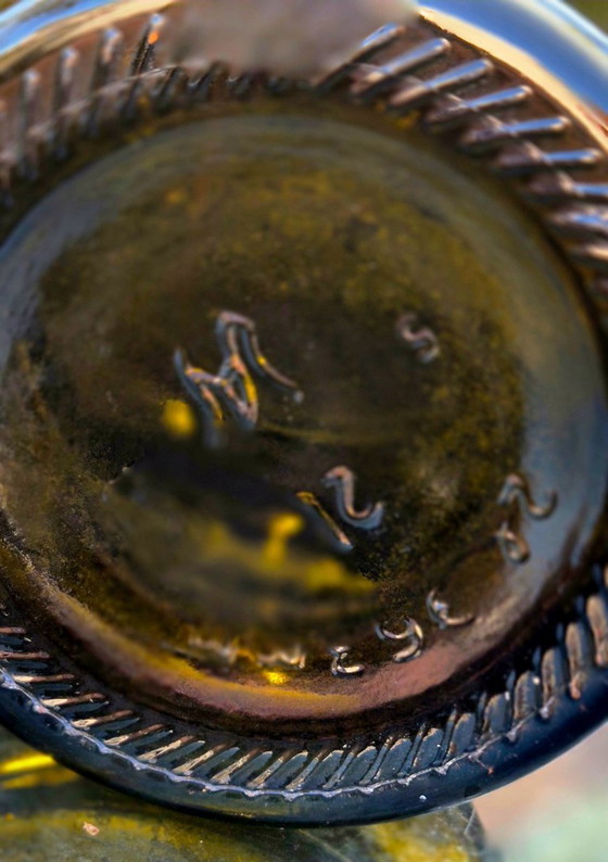 Image 1 of Gourde à bière vintage en verre ambré de 2 litres avec poignée en métal