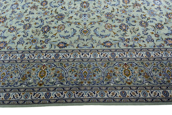 Image 1 of Tappeto in sughero Kashan annodato a mano – 423 x 304 cm – Pregiato tappeto orientale color verde pistacchio con motivi floreali