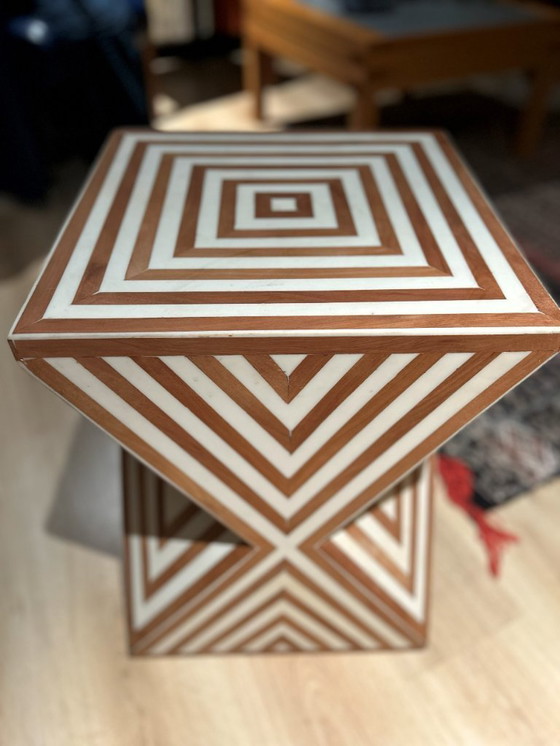 Image 1 of Table d'appoint artisanale en noyer et résine