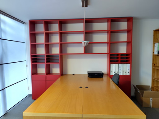 Armario de pared a medida con escritorios integrados