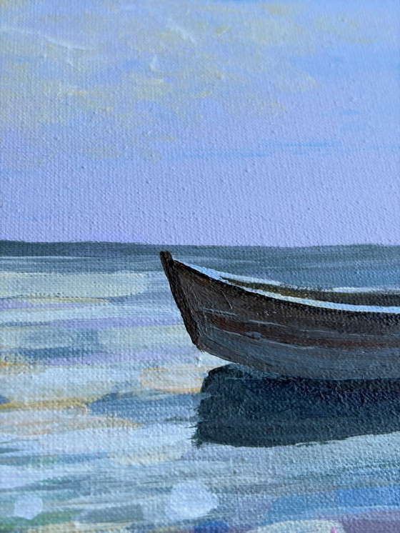Image 1 of Rustgevend zeegezicht schilderij met boot – zacht nazomerlicht | Yaya Masu