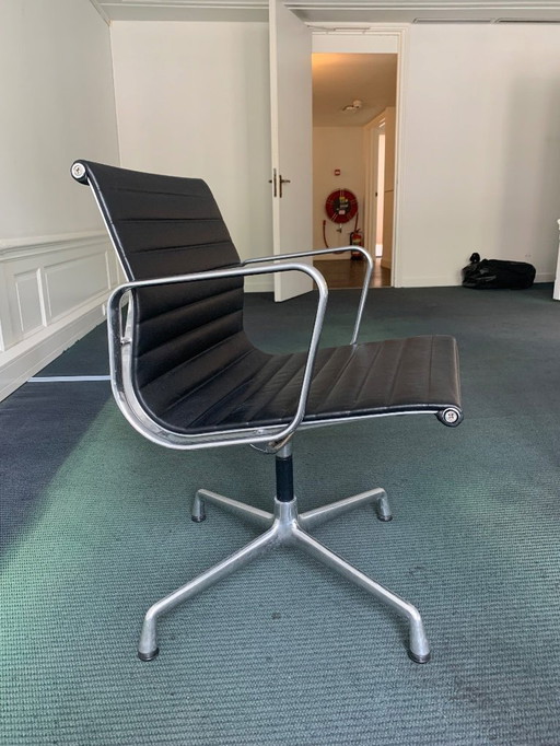 2x Vitra Eames EA 108