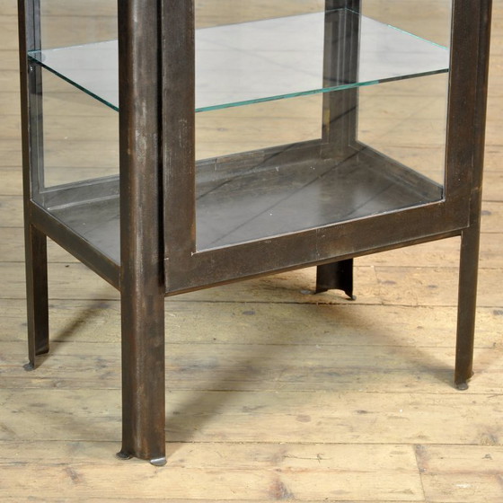 Image 1 of Medisch kabinet uit Oekraïne, gedateerd 1985