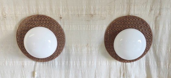 Image 1 of Design wandlampen van hout met een bol van opaalglas - midden 20e eeuw