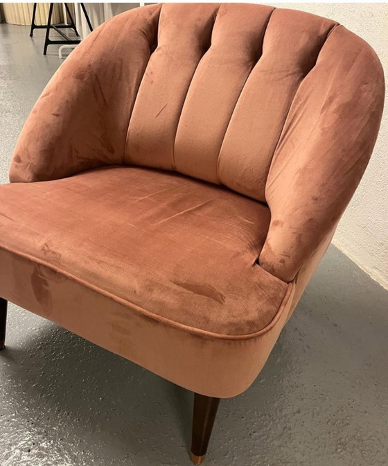 Image 1 of Poltrona in velluto rosa MADE.com