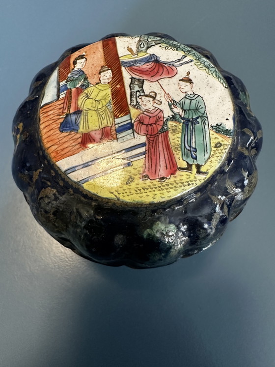 Scatola in Rame Smaltato di Canton con Decorazione a Figure – Cina – Fine XVIII Secolo (photo 4 of 13)