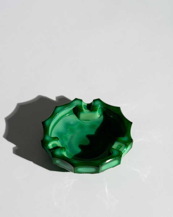 Image 1 of Jablonec Glasmanufaktur Malachitglas-Aschenbecher im böhmischen geometrischen Art-Deco-Stil