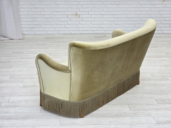 Image 1 of Sofá danés de dos plazas, años 60, terciopelo verde, patas de madera de haya.