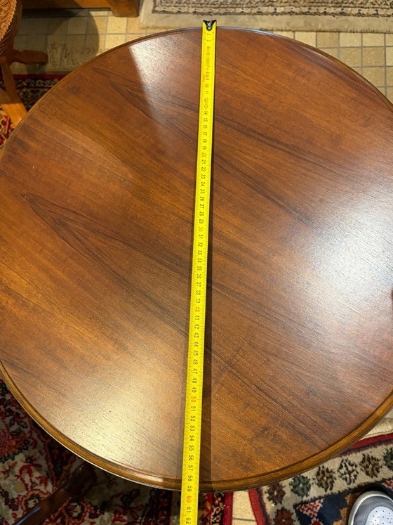 Image 1 of Classic round oak coffee table / side table (Ø 60 cm) – Perfect condition!
