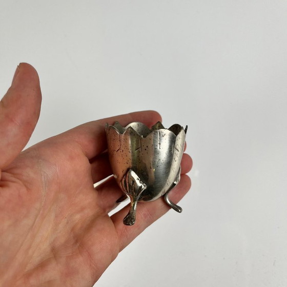 Paar antiker, dreibeiniger Eierbecher aus Neusilber, Jugendstil, ca. 1900-1925 – Tischdekoration, Metal (photo 5 of 8)