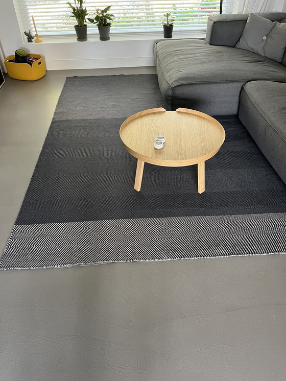 Image 1 of Mooi vloerkleed Muuto Varjo donkergrijs