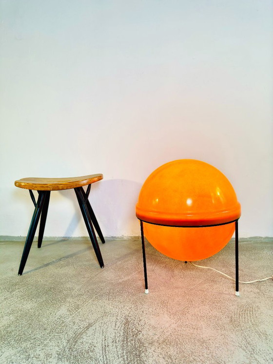 Lampadaire sphérique tripode de grande taille, de style futuriste, de couleur orange, par un designer (photo 3 of 5)