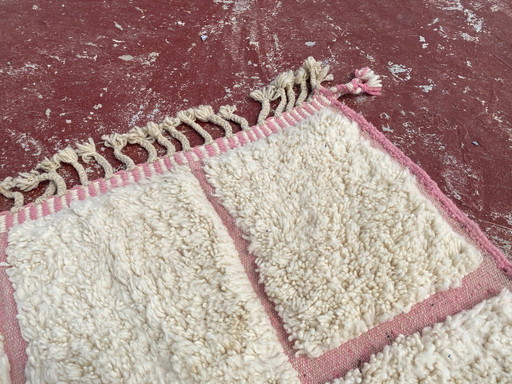 Beni Ourain tapijt 246x160 cm – Crème & roze geometrisch Marokkaans wollen tapijt – Handgemaakt Berber tapijt