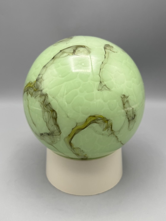 Image 1 of Lampada da soffitto vintage verde opalino con effetto marmo: un'attrazione retrò suggestiva