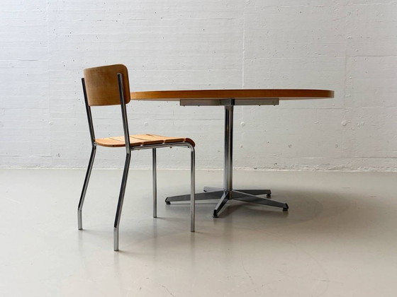 Image 1 of Mesa redonda con tablero de nogal, años 70