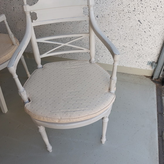 Image 1 of Zwei kleine Stühle mit Kissen.