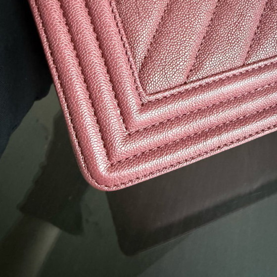 Image 1 of Chanel Boy Medium - Caviar 25CM Chevron Rood Goudkleurige Hardware Serie 28
