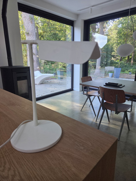 Image 1 of La lampada da scrivania Flos Tab T LED è stata progettata da E. Barber & J. Osgerby.